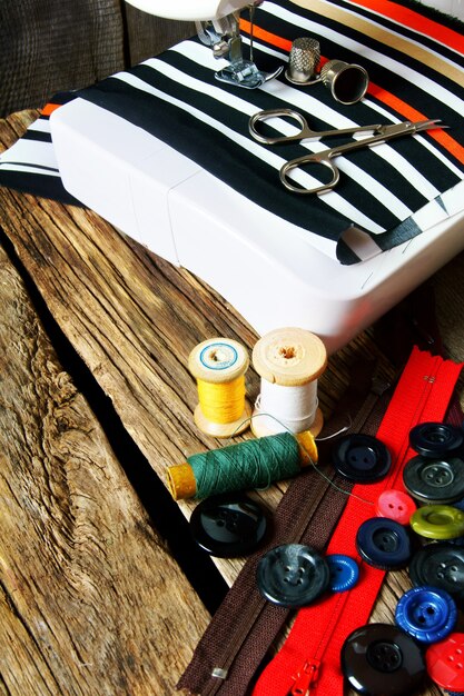 stół z materiałami do haftu