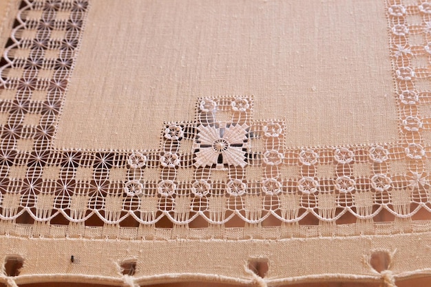 detal haftu na obrusie